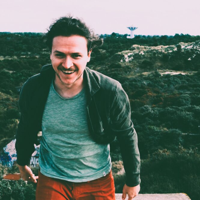 Mitgenosse in the foreground of a dune in France.